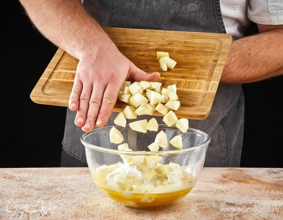 Груши очистите и нарежьте кубиком, вмешайте в основную массу.