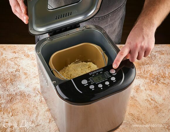 Влейте получившуюся массу в чашу хлебопечки STARWIND, включите программу «Выпекание».