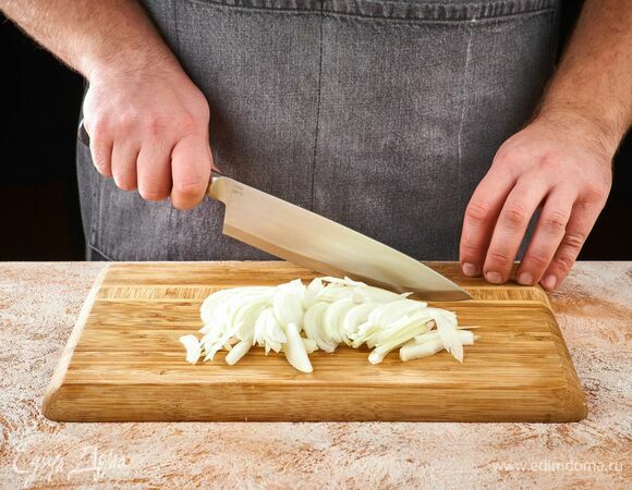 Лук очистите, измельчите и поджарьте на растительном масле.