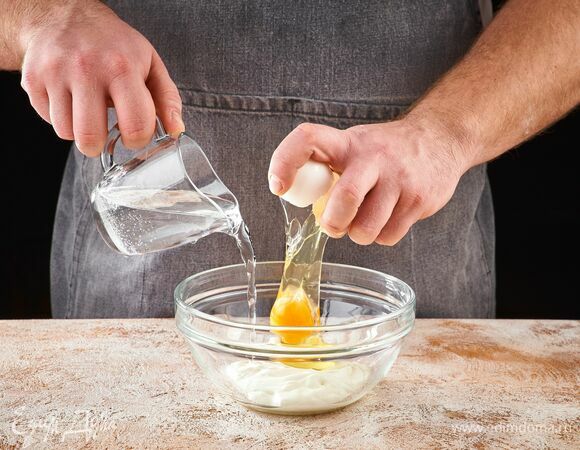 В миске смешайте яйцо, сметану и воду.