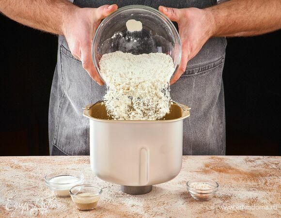 Вылейте жидкую смесь в чашу хлебопечки STARWIND, всыпьте муку, соль, сахар и дрожжи.