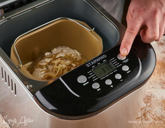 Включите программу «Мягкий хлеб», массу выпечки 750 г, выберите темную корочку.