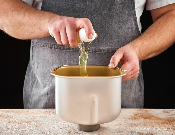 Добавьте яйцо, оно должно быть комнатной температуры.