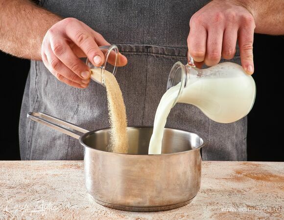 Все продукты должны быть комнатной температуры. Молоко налейте в сотейник, всыпьте дрожжи, подогрейте и перемешайте.