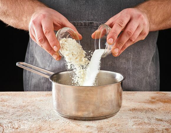 Добавьте 2 ст. л. сахара и 2 ст. л. муки, перемешайте и оставьте в теплом месте на 15 минут.