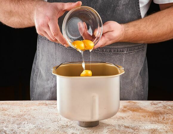 Влейте опару в чашу хлебопечки STARWIND. Яичные желтки отделите от белков и добавьте в чашу только желтки.