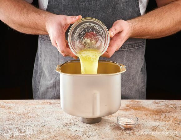 Влейте растопленное и остывшее сливочное масло, добавьте соль.