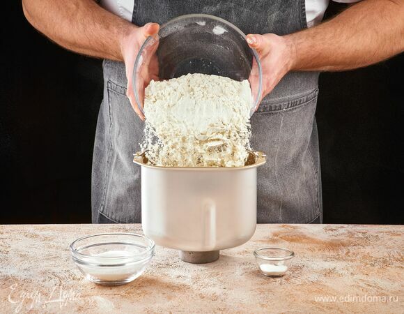 Всыпьте муку, просеянную с сахаром и ванильным сахаром.