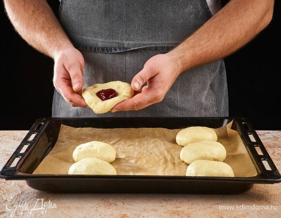 Каждый шарик немного приплюсните, в центр положите немного джема и снова сформируйте шарик, чтобы начинка осталась внутри по центру.