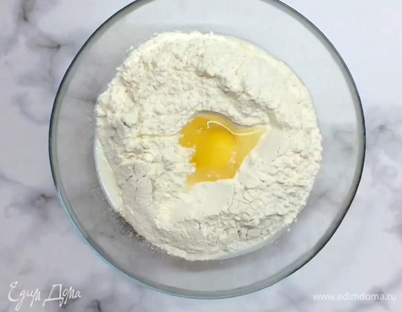 В дрожжевую массу добавляем просеянную муку, соль, и яйцо.