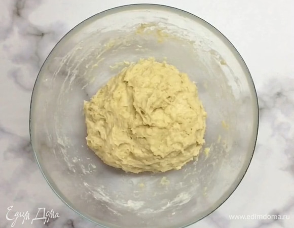 Перемешиваем ингредиенты и вымешиваем тесто. Добавляем растительное масло и мешаем руками около 5 минут. Затем накрываем полотенцем и оставляем на 40–60 минут.