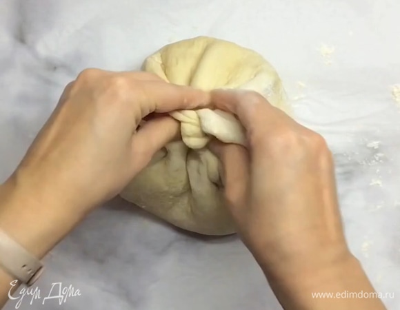 Собираем тесто сверху, формируя «мешочек». Плотно скрепляем тесто, переворачиваем швом вниз и аккуратно раскатываем.