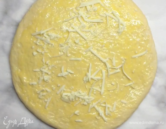 Смазываем сверху одним желтком и посыпаем оставшимся сыром. Ставим в духовку при 180°C на 10–15 минут.