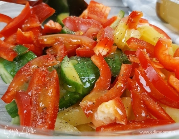 Для заправки смешиваем все ингредиенты до однородности (горчицу я использовала средне-острую). Овощи нарезаем произвольно. Добавляем заправку и соль, черный перец по вкусу.