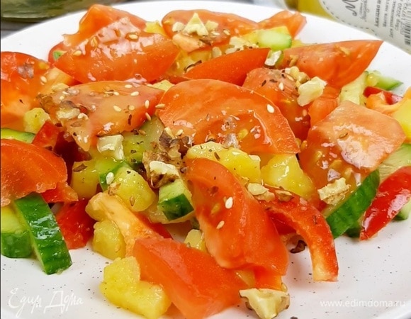 Посыпаем салат орехами и кунжутом. Подаем немедленно. Приятного аппетита!