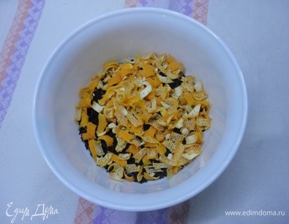 На второй день в миску насыпаем черный чай и выкладываем к нему кусочки сушеной цедры апельсина и имбиря.