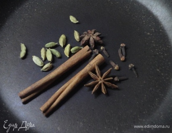 Специи выложить на сухую сковороду и подогревать до тех пор, пока не почувствуете пряный аромат.
