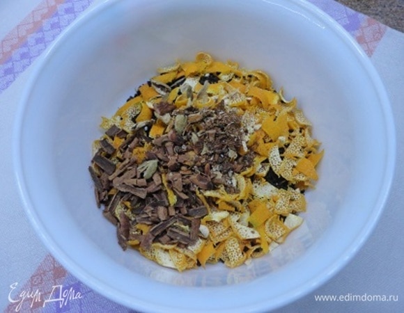 Остудить и истолочь специи в ступке в кусочки, но не в пудру. Добавить специи к остальным ингредиентам и перемешать все вместе.