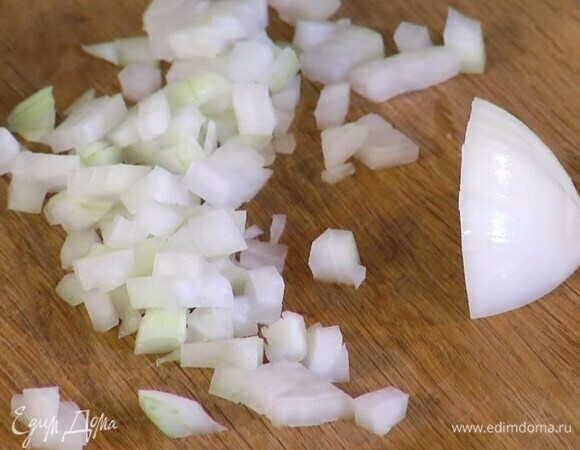 Луковицу почистить и мелко порубить.