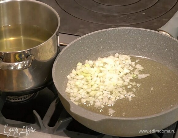 Разогреть в глубокой, тяжелой сковороде оливковое масло и обжарить лук.