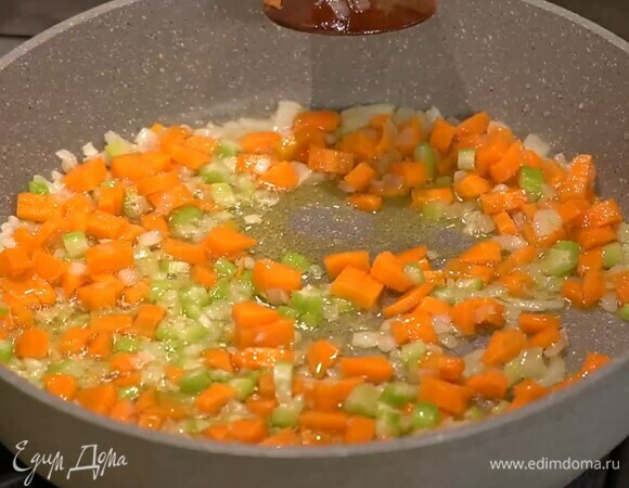 Добавить подготовленные овощи к луку и обжарить все вместе.