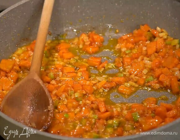 Чеснок почистить, мелко порубить и выложить в сковороду с овощами, добавить томатную пасту, все посолить и перемешать.
