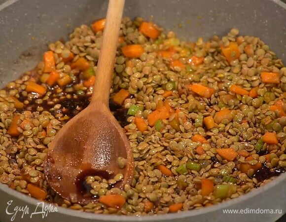 Чечевицу всыпать к овощам и слегка прогреть, чтобы она пропиталась ароматами, затем влить вино и дать алкоголю выпариться.