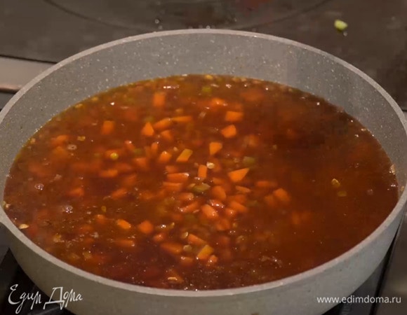 Влить горячий бульон, так чтобы чечевица была покрыта жидкостью, и готовить 20–25 минут.