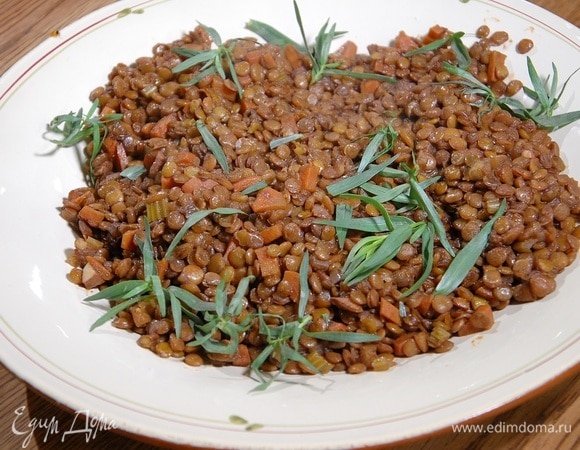 Готовую чечевицу переложить на блюдо и украсить листьями тархуна.