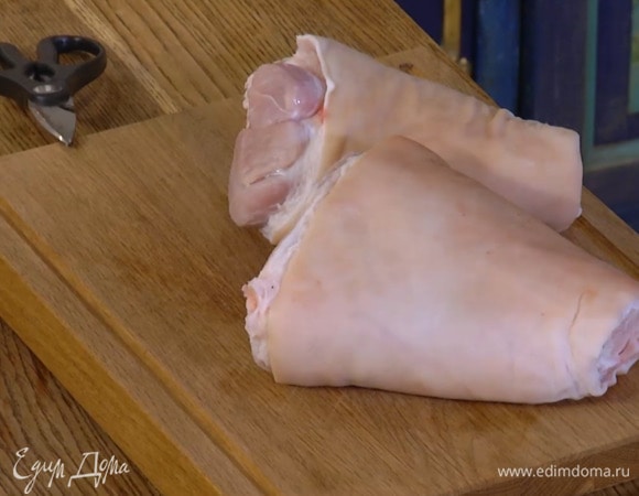 Рульки выложить в большую кастрюлю, залить холодной водой и оставить на сутки. Затем мясо вынуть и обсушить бумажным полотенцем.