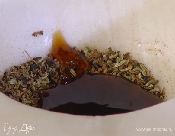 Можжевельник, кориандр, фенхель и горошины черного перца растереть в ступке, затем влить 1 ст. ложку солода и все перемешать.