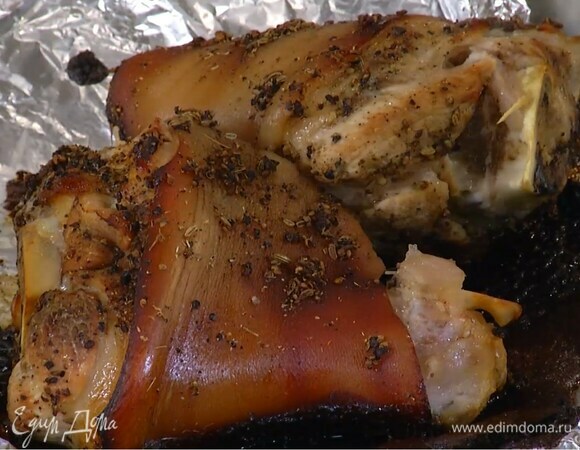 Запекать мясо в разогретой духовке 3 часа.