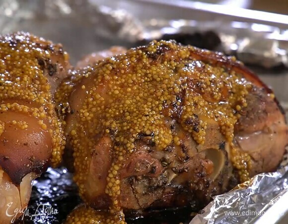 Горчицу перемешать с оставшимся солодом и смазать готовые рульки.