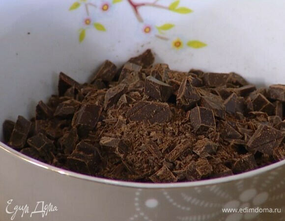 Порезать маленькими кусочками 170 г шоколада.