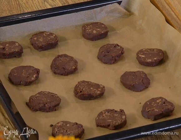 Охлажденное тесто нарезать кружками толщиной 1 см, выложить на противень, выстеленный бумагой для выпечки, и выпекать печенье в разогретой духовке 10–12 минут.