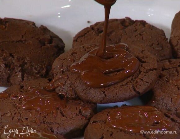 Готовое печенье остудить, затем покрыть глазурью и украсить кондитерской посыпкой.