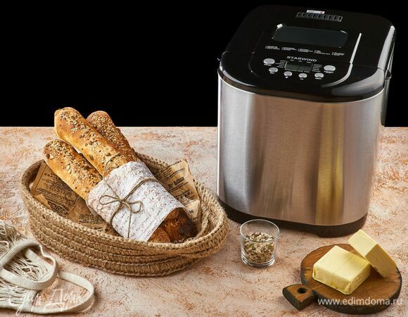 Готовые багеты остудите. И наслаждайтесь хрустящей корочкой и нежным пористым мякишем!