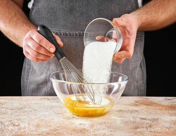 Охлажденные яйца взбейте с сахаром.