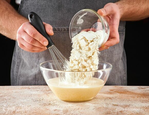 Введите муку, перемешивая аккуратно снизу вверх.