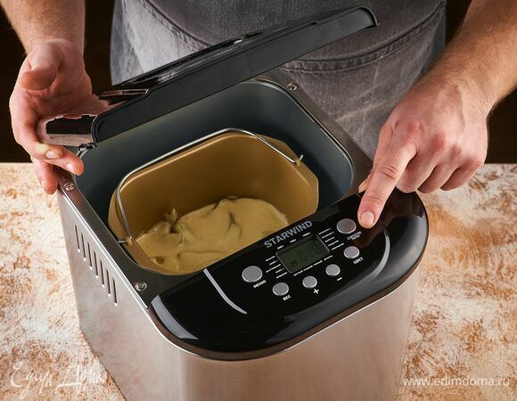 Готовьте шарлотку в режиме «Выпекание».