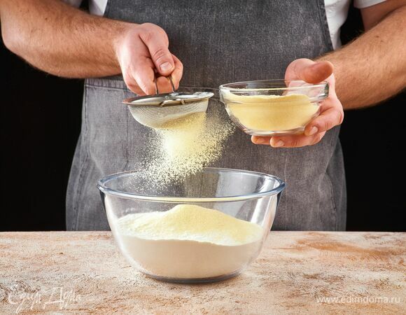 Просейте оба вида муки.