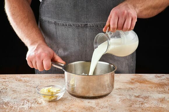 Подогрейте молоко с маслом, пока масло не растает. Затем остудите до комнатной температуры.