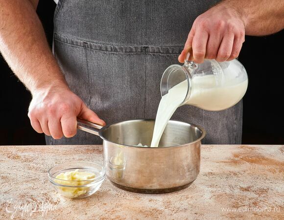 Подогрейте молоко с маслом, пока масло не растает. Затем остудите до комнатной температуры.