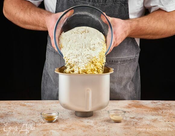 Всыпьте оба вида муки, куркуму и дрожжи.