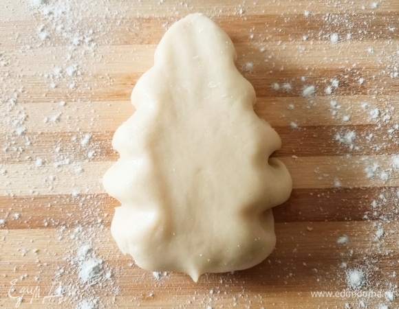 Масло комнатной температуры смешать с яйцом и сахаром. Добавить муку и разрыхлитель, замесить мягкое тесто.