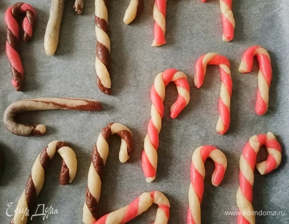 Из каждого вида теста скатать жгутик. Переплести их между собой, придать форму и выложить на противень, предварительно застелив его пергаментной бумагой. Выпекать в заранее разогретой до 180°С духовке 5–6 минут. Приятного аппетита!