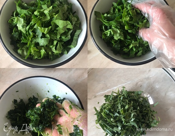 Шпинат крупно нарезать, посолить, помять рукой и отжать. Остальную зелень нарезать не очень мелко.
