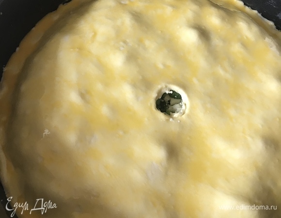 Смешать желток с молоком, смазать пирог и в середине сделать небольшую дырочку.