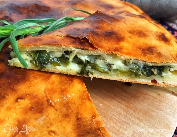 Готовый пирог достать из духовки и дать ему слегка остыть.