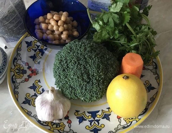 Овощи и зелень хорошо вымыть. Зелень обсушить бумажным полотенцем. Из лимона выжать сок.